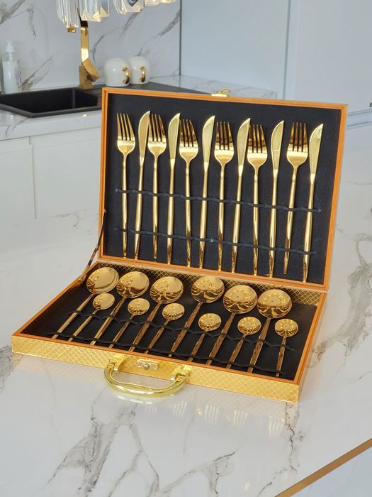 Złote sztućce w złotej walizce 24 elementy