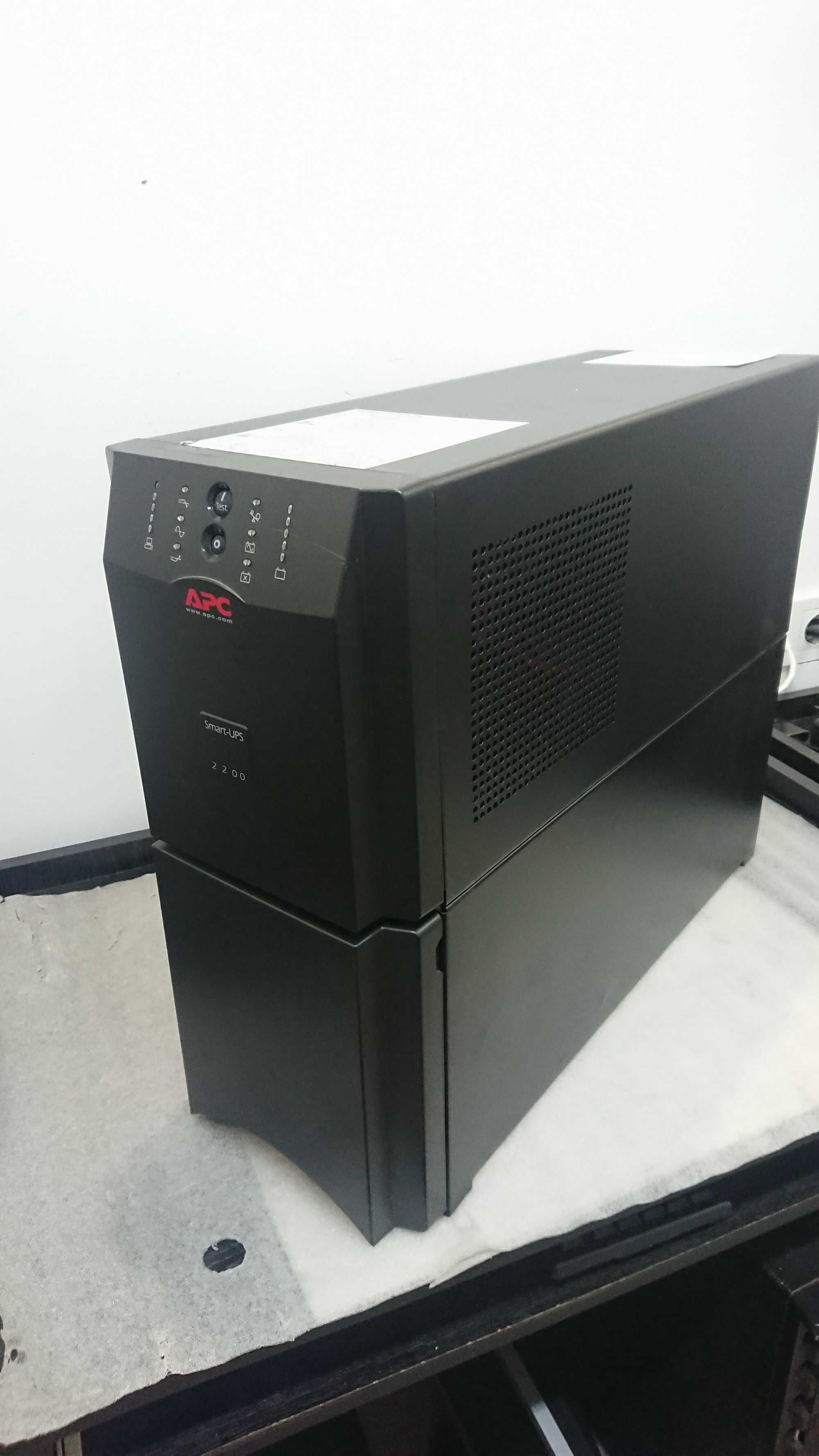 источник бесперебойного питания (бесперебойник) APC Smart-UPS 2200VA