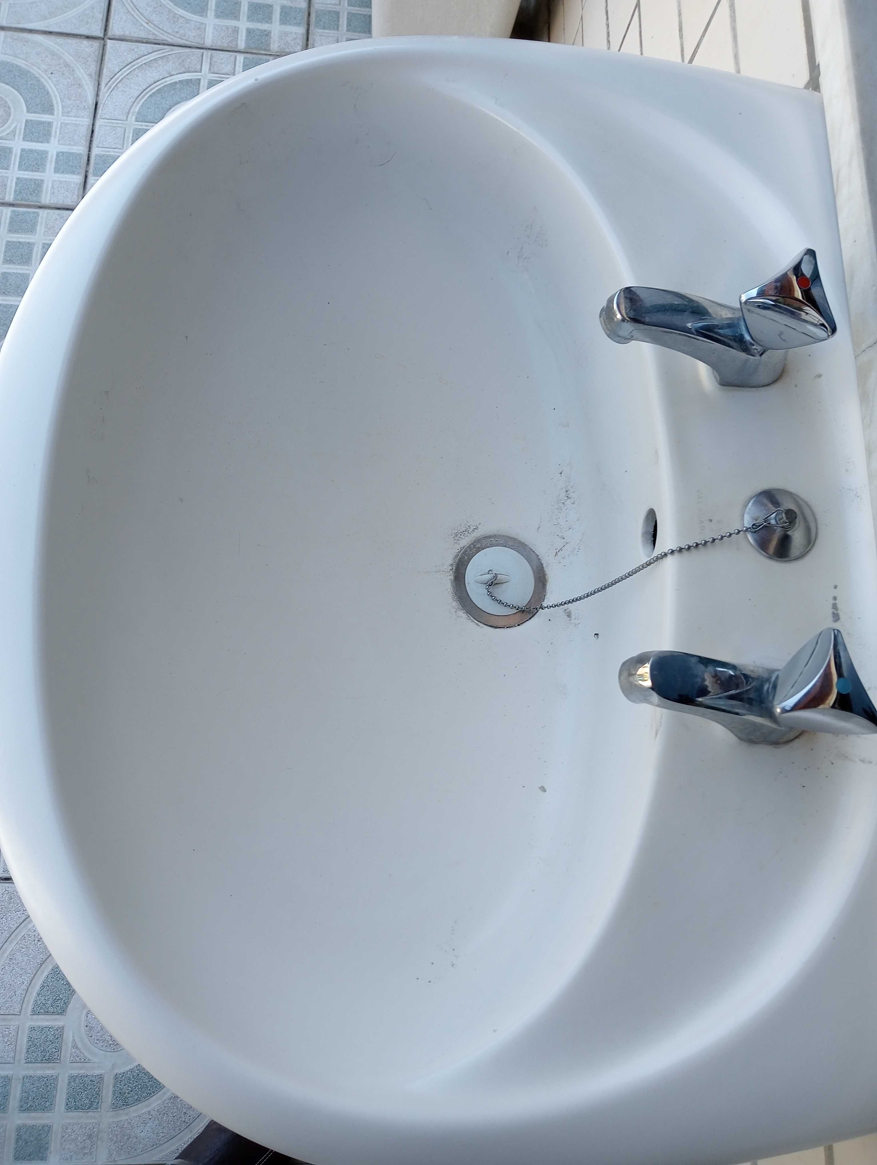 Louça sanitária Valadares em perfeito estado