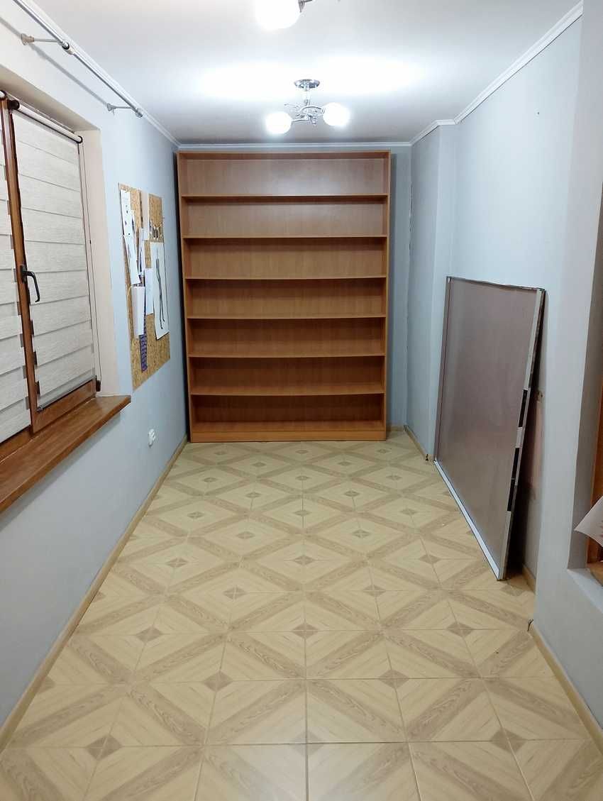 Торгове приміщення з парковкою, вул.Національної Гвардії, 52 кв/м