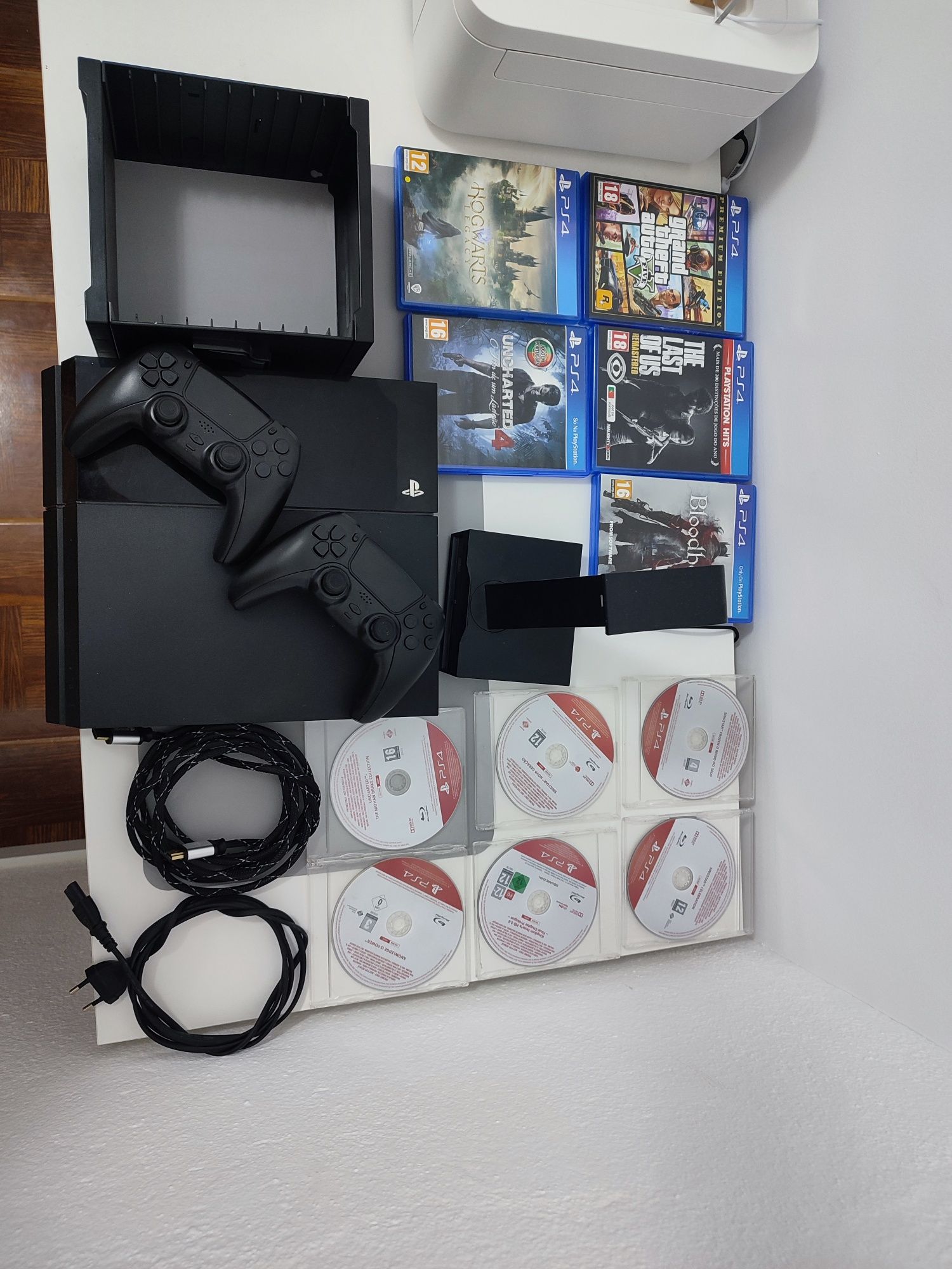 PS4 com extras (comandos,suportes,jogos)