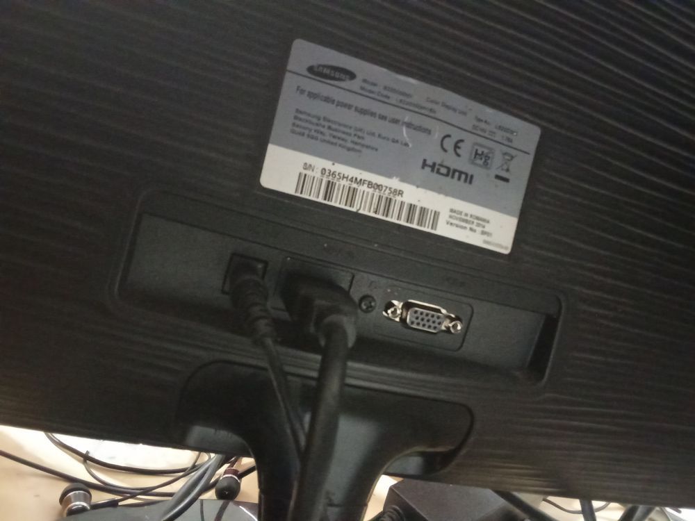 Monitor com ótimas condições com entrada HDMI com comando