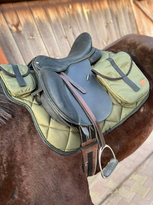 Czaprak rajdowy terenowy z podwójnymi sakwami w różnych kolorach