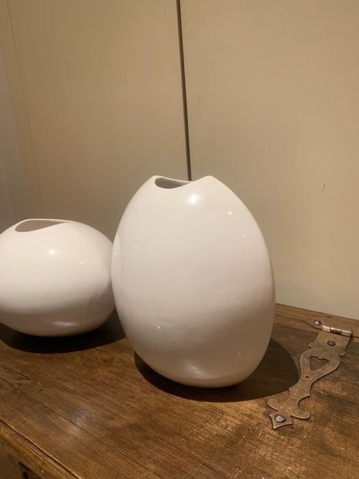 Duas jarras brancas