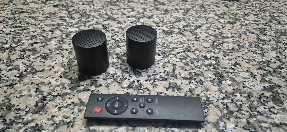 Barra de som com e clunas pequenas