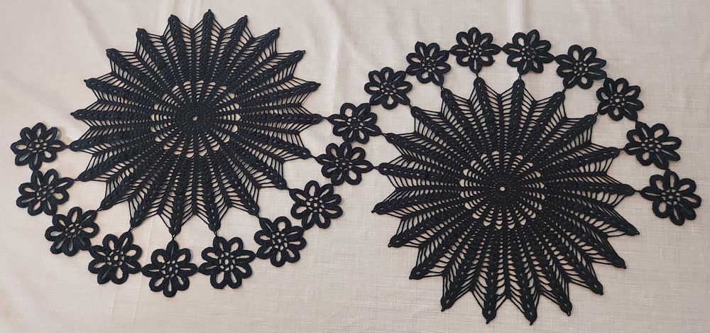 Bieżnik ręcznie robiony na szydełku (czarny)