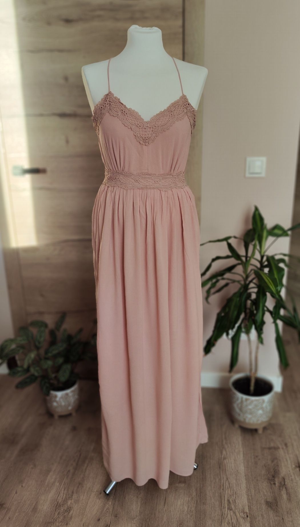 Długa sukienka maxi koronka boho pudrowy róż bez pleców Vila