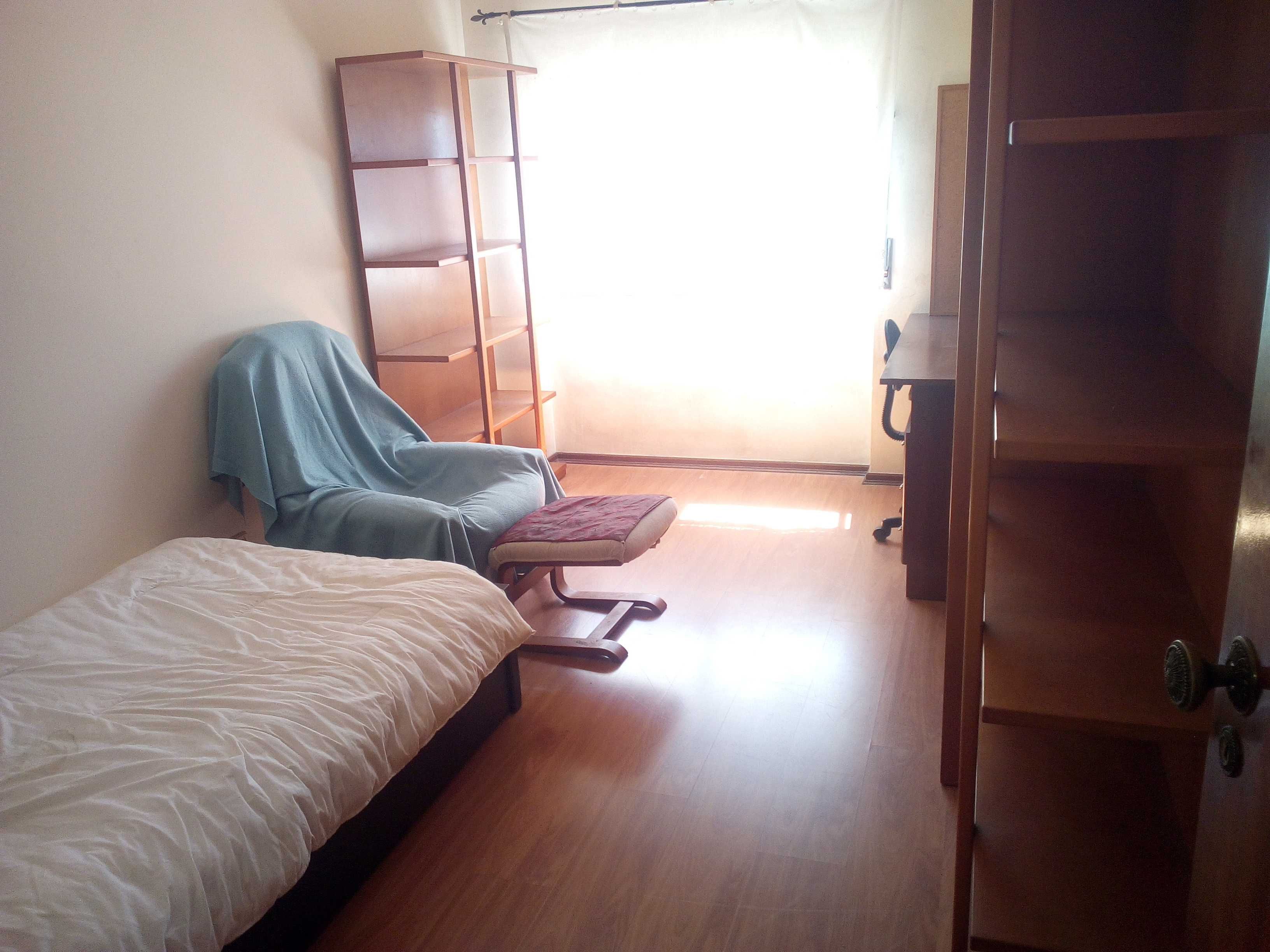 Alugo quarto para professores no centro de Mafra a 100 metros escolas