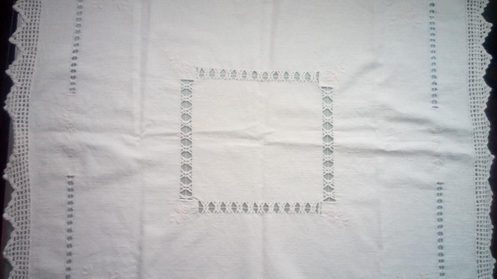 Toalha de linho bordada.