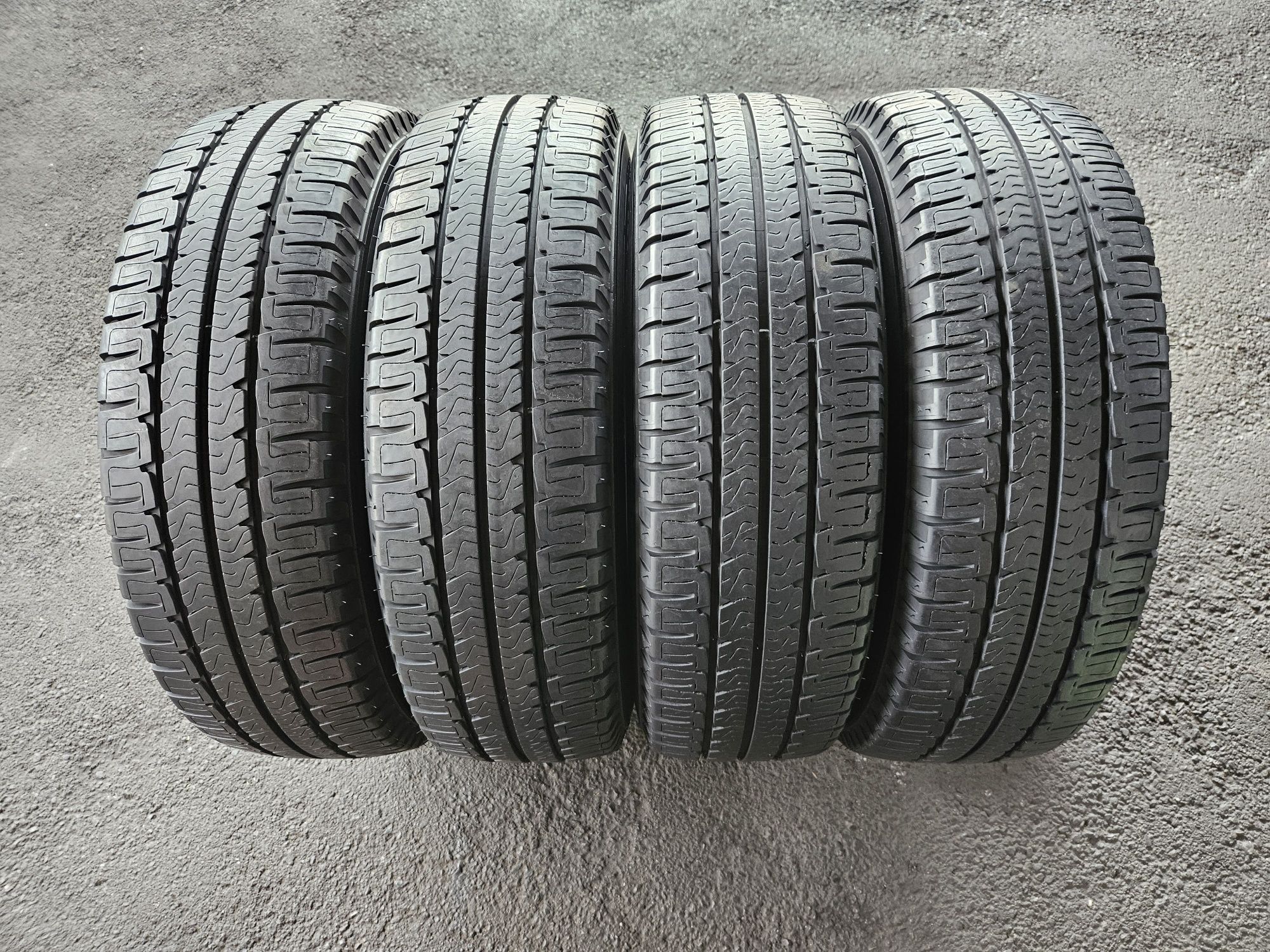 Kpl Opon Letnich Michelin Agilis Camping 225.75.16 CP 116Q Rok 2020
