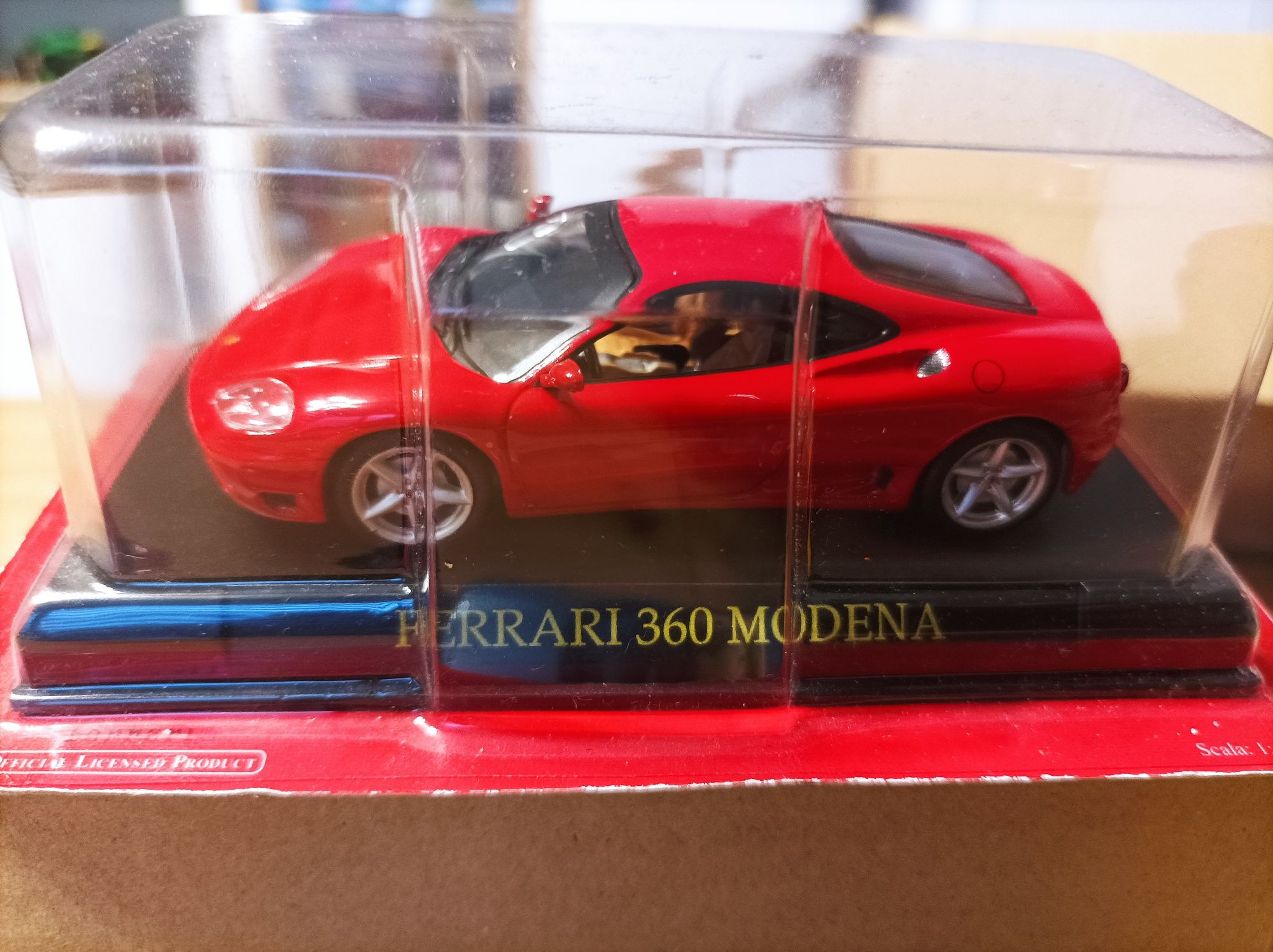 Cztery modele Ferrari na podstawkach skala 1 :43