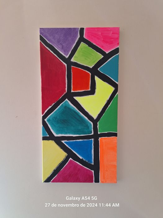 Tela com pintura em tinta acrílica.