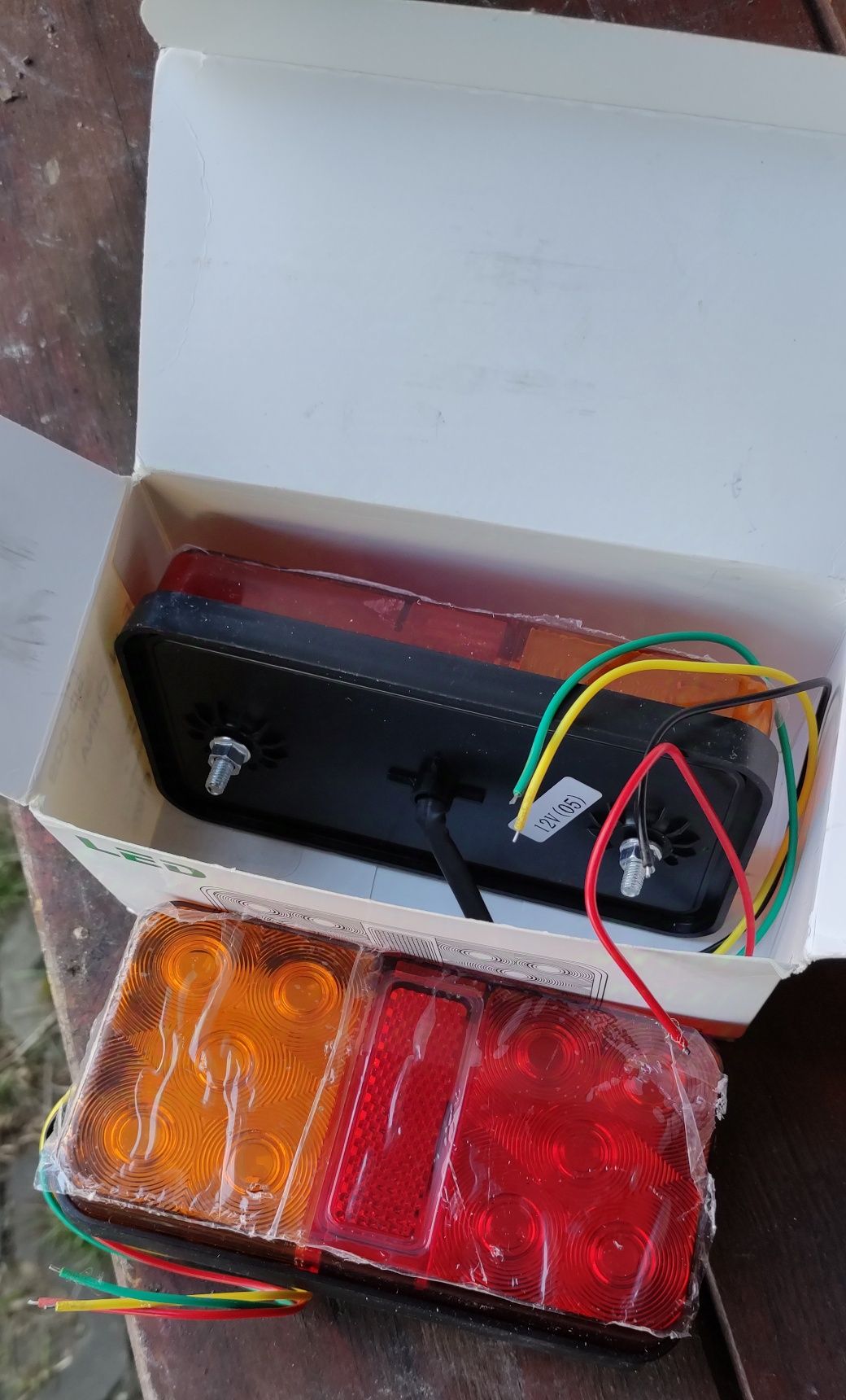 Światła LED 2 sztuki tylne.