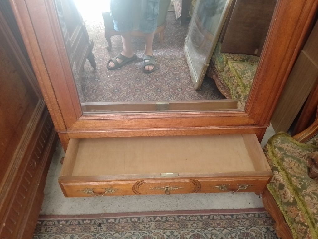 Zgrabna szafa jednodzwiowa antyk z lustrem roccaile