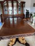 Mesa muito grande com moldura com 6 cadeiras e 2 cadeirões