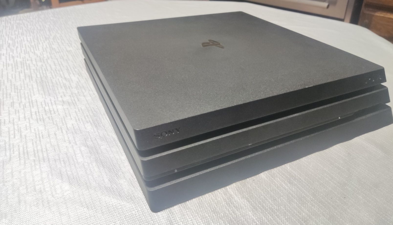 PS 4 PRO 1TB + 6 jogos