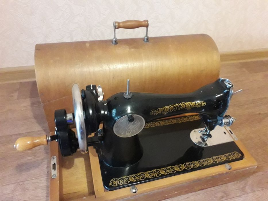 Швейная машина ПМЗ в отличном состоянии с футляром