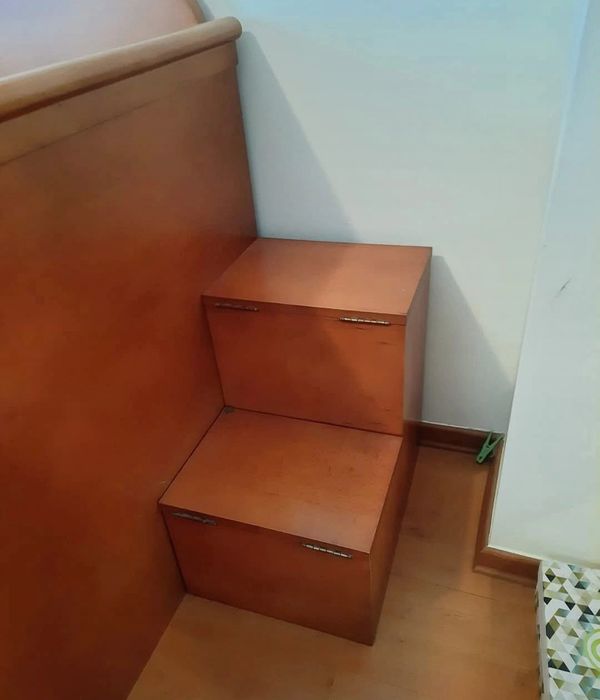 Cama com gavetão e gavetas de arrumação.