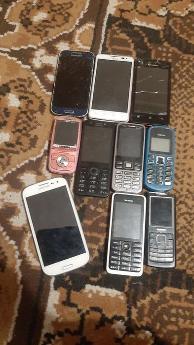 Старі телефони і батареї