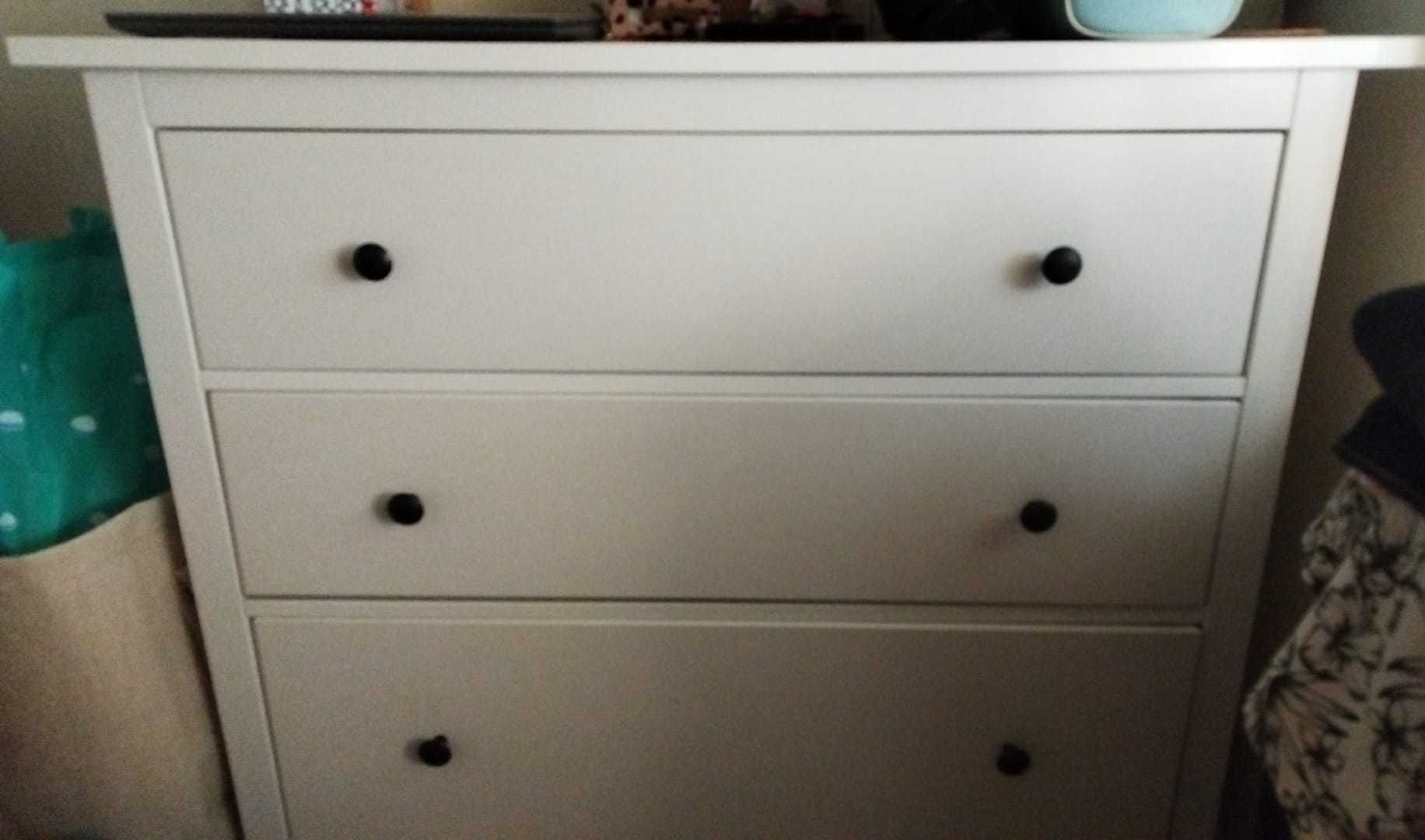 Cómoda branca IKEA