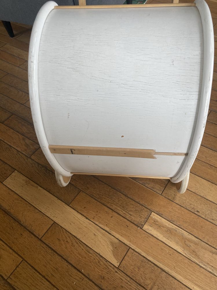 Biały, drewniany wózek dla lalek, pchacz