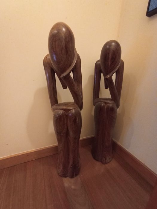 Pensadores decorativas em madeira