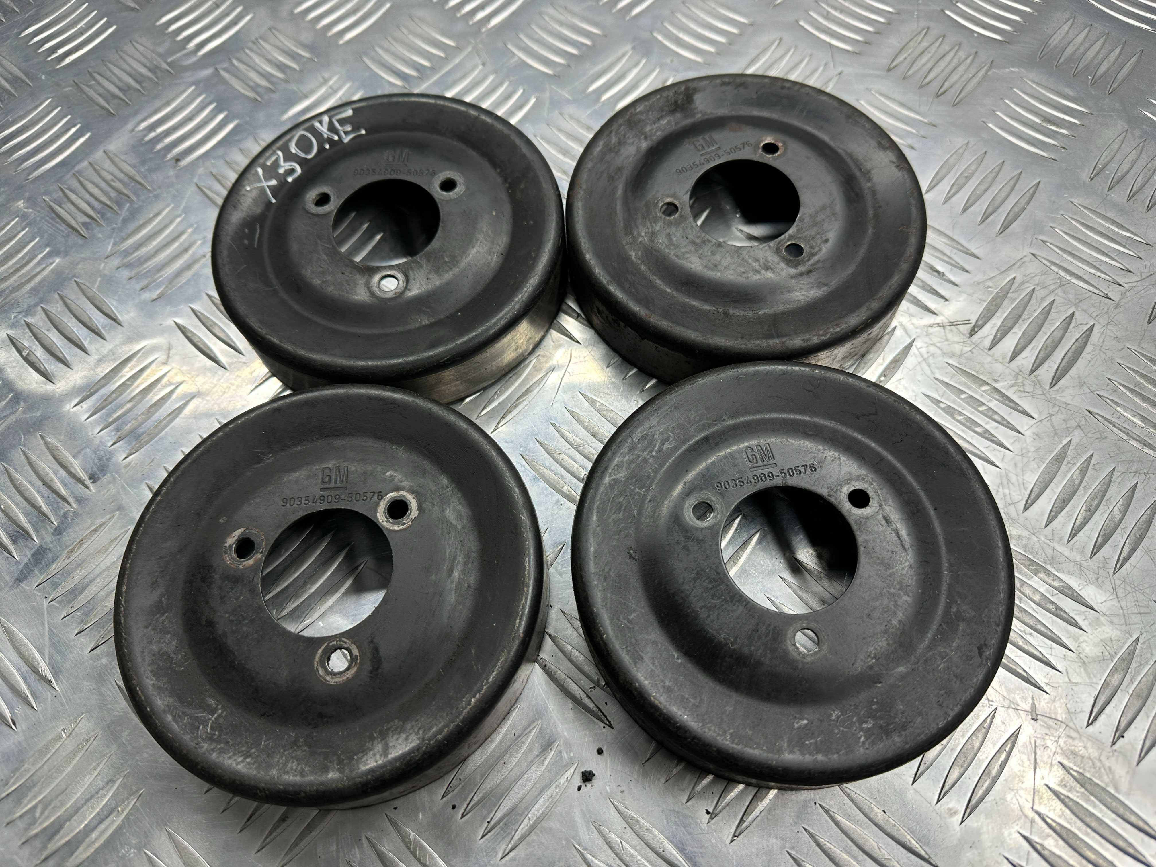 Шкив помпы  Opel Omega B vectra B  X25XE 90354909