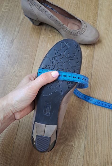 Світлі жіночі шкіряні туфлі на низькому каблуці