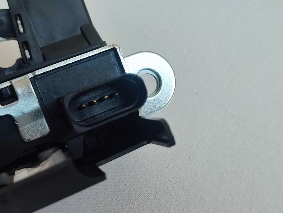 Замок кришки багажника Golf 5,6 Passat B6 B7 Tiguan Touran Polo