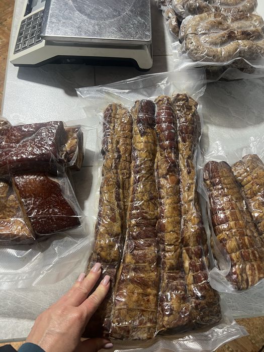 Копчене мʼясо та бекон