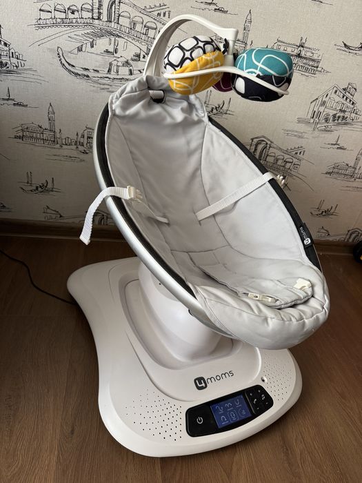 Заколисуючий центр mamaRoo, укачивающий центр, гойдалка шезлонг 4moms