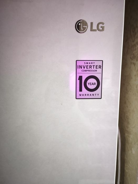 Двухдверный холодильник LG.
