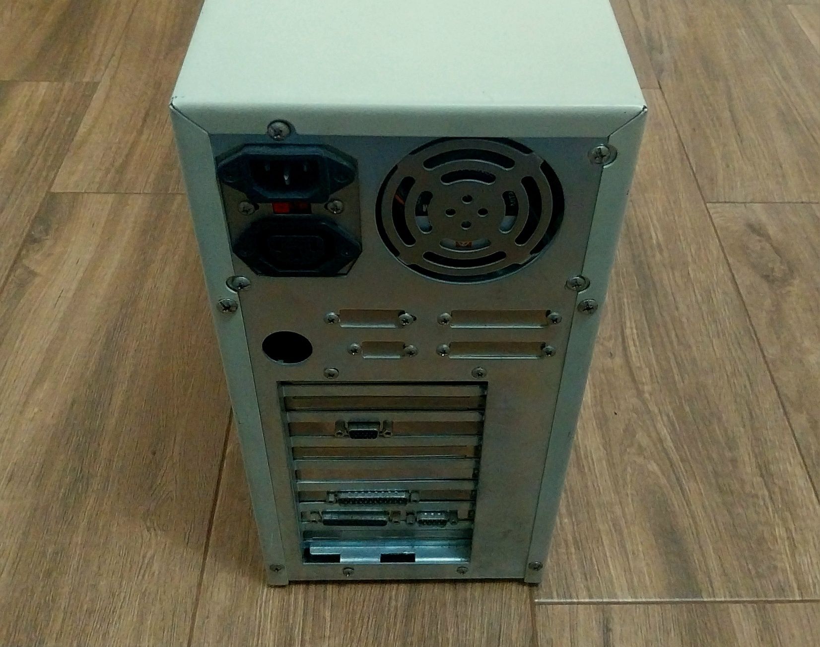 Pc antígo AMD 286 a 16Mhz, 1 Mb Ram, 40Mb HDD.