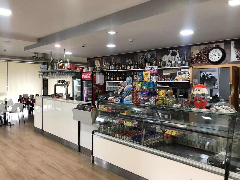 Café/Restauração totalmente equipado e mobilado.