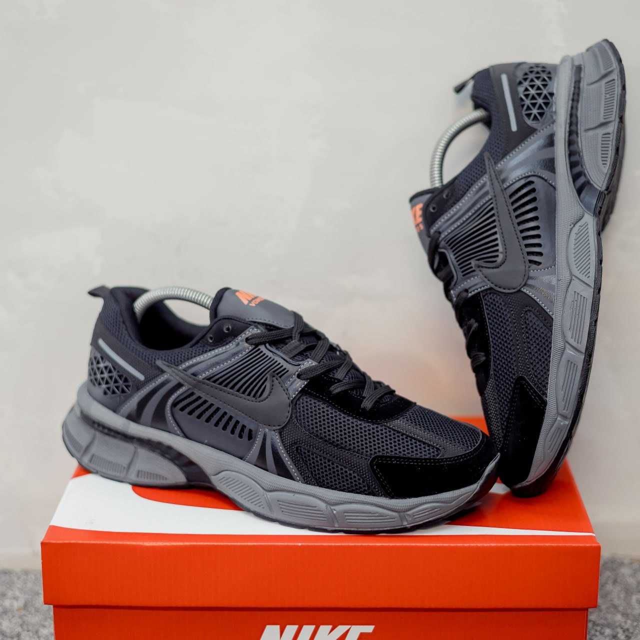 Чоловічі кросівки Nike сірий з чорним  1352 РОЗПРОДАЖ