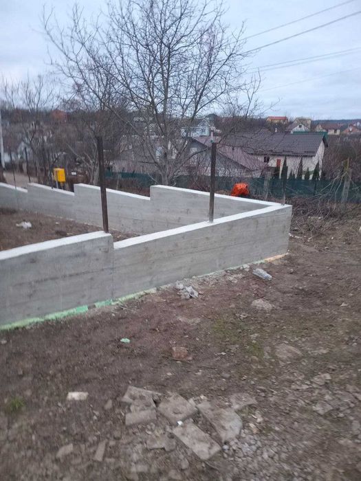 Бригада виконує будівельні  роботи.
Бетонні роботи: фундаменти, паркан