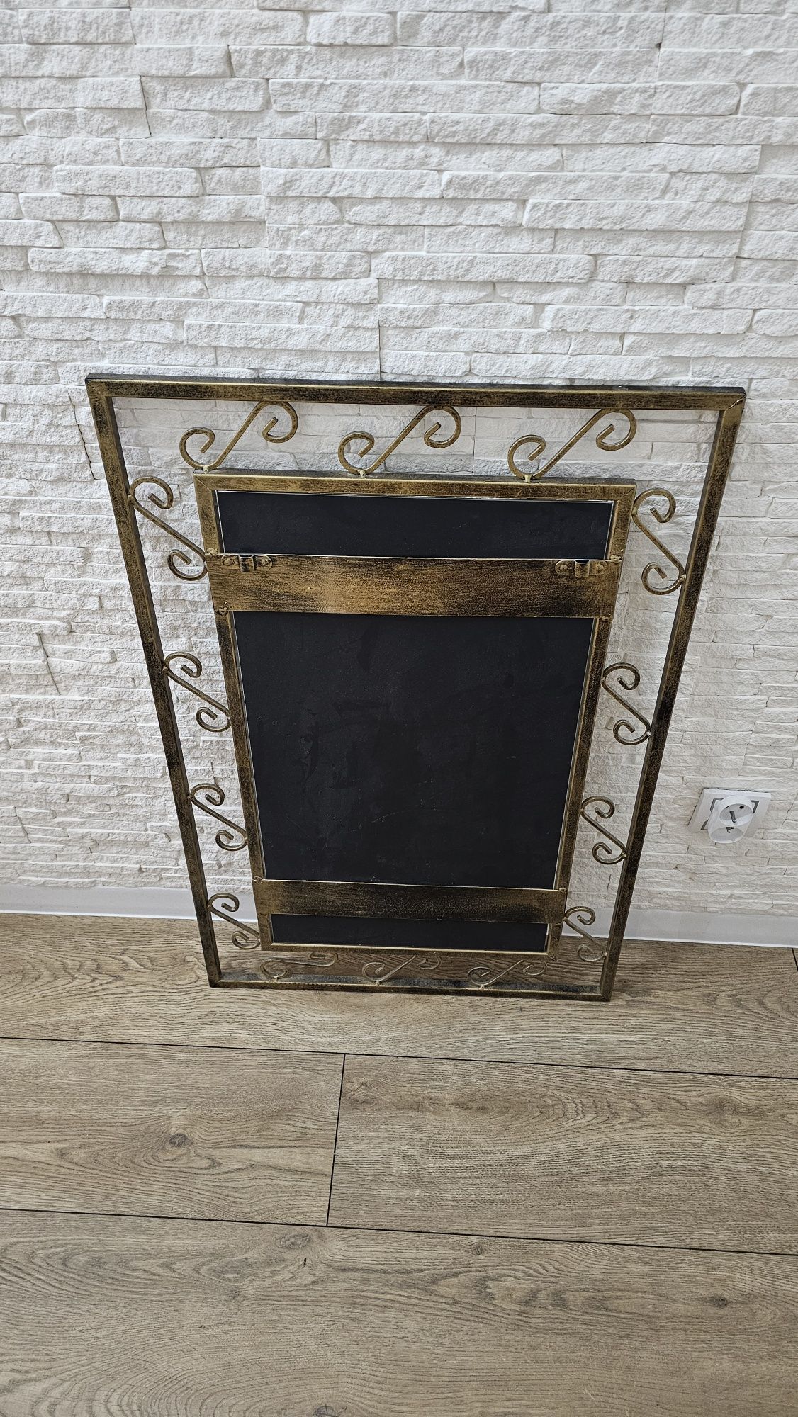 Lustro w metalowej ramie
