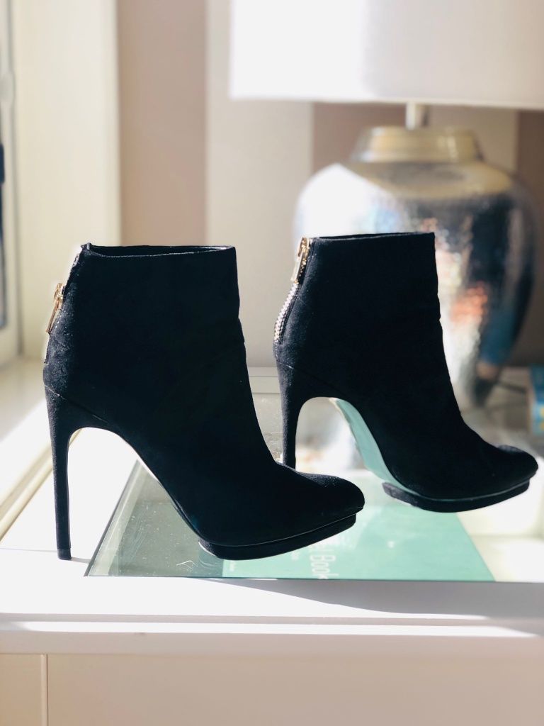 Botas Zara preta de camurça