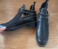 Botins pretos com brilhantes