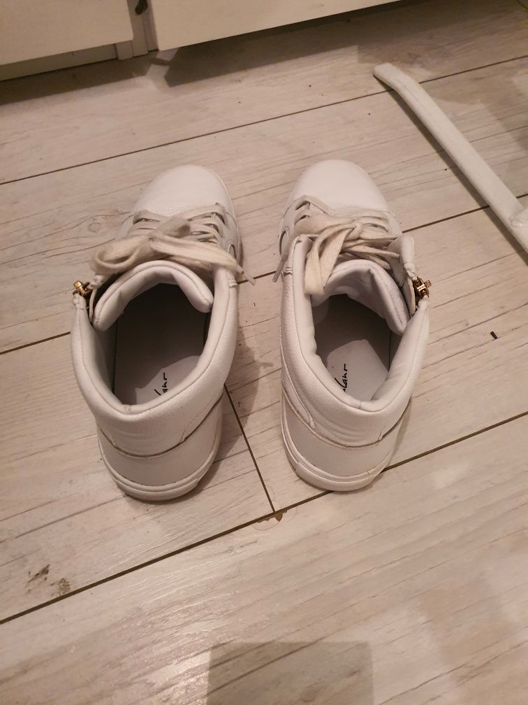 Buty sportowe białe z zamkiem