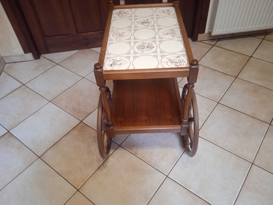 Barek z drewna-stolik na kółkach