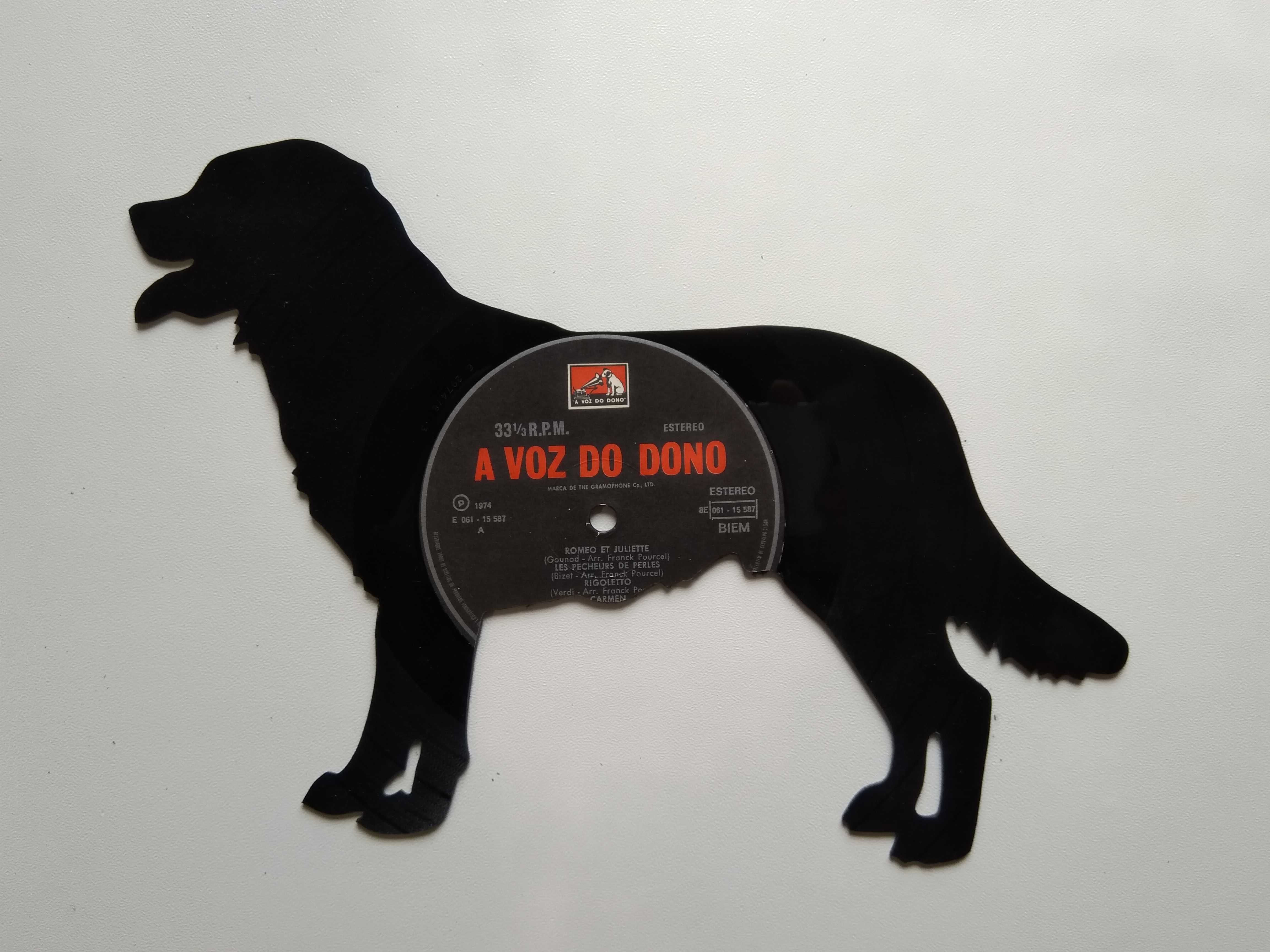 Silhueta decorativa Cão feita de um disco de vinil LP