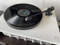 Rega Planar 2 P2 gira-discos em branco brilhante