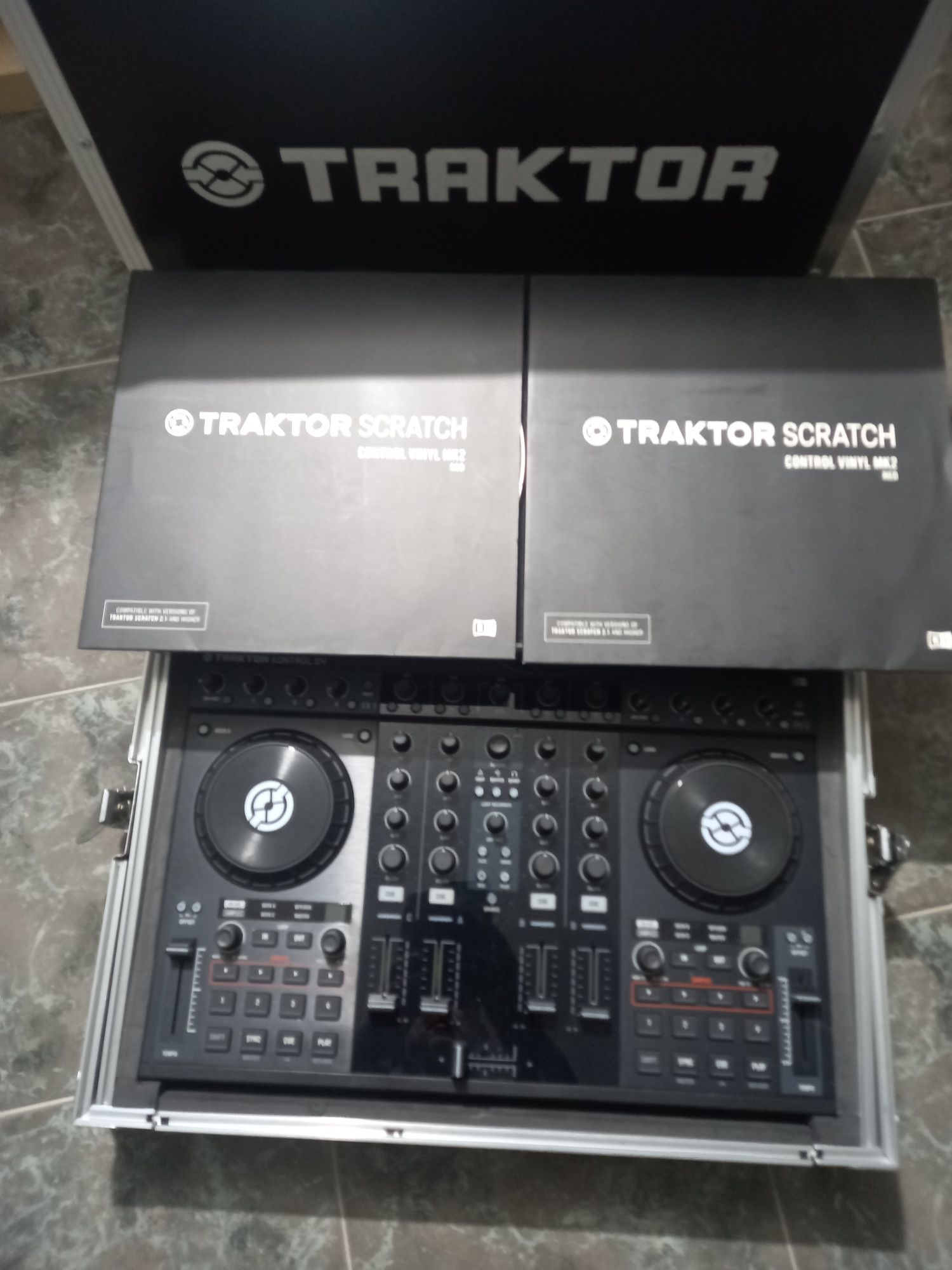 Vendo controlador DJ s4  da native instruments