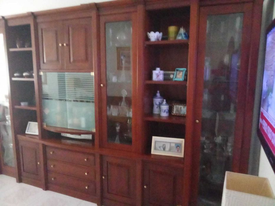 Móvel c/ iluminação embutida. Mesa e Cadeiras.