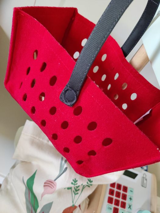 Drewniany stragan,sklep z wyposażeniem zara i H&M waga,kasa,kosz,torba