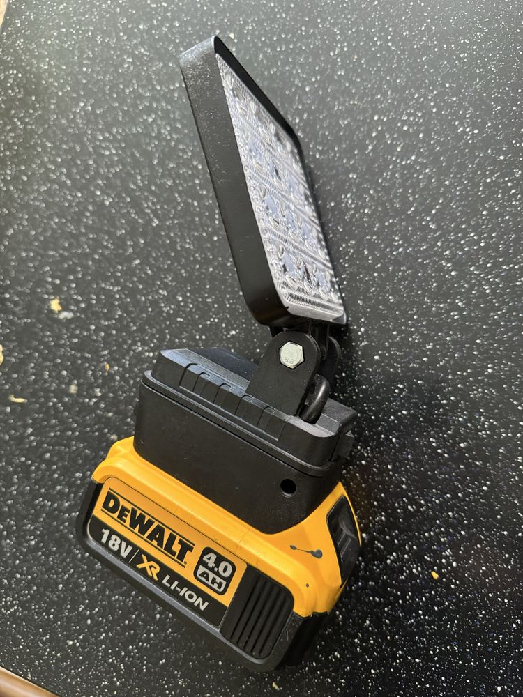 Светодиодный прожектор DeWALT.