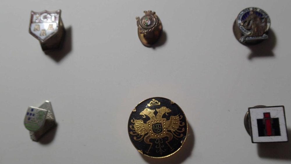 Botoeiras antigas em metal e esmalte
