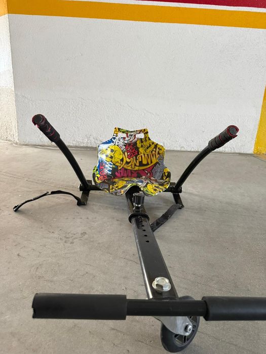 Hoverboard colorido com cadeira