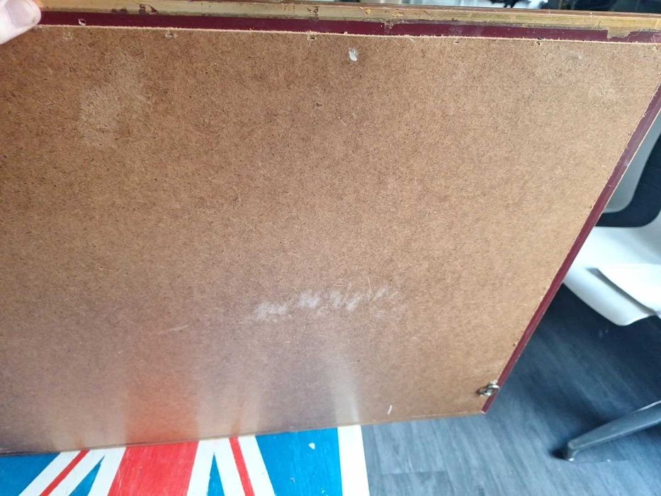 Espelho de parede grande com moldura dourada e padrão de flores